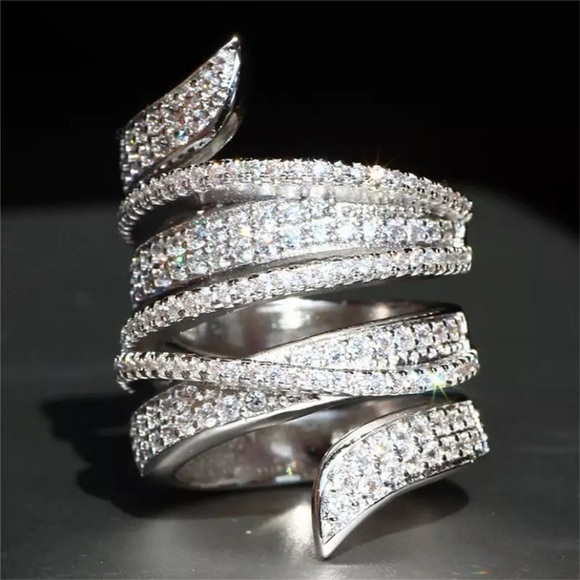 Jewelry - NEW 925 Silver Stunning Ring